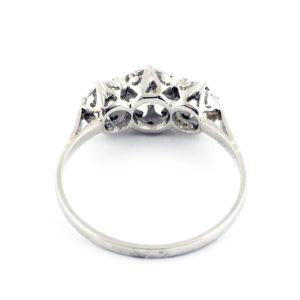 Sortija en Oro Blanco de 18k. con Diamante Natural Central, talla Antigua Europea de 0,61 ct. (H/P1) y dos de 0,36 ct. (H/S1). Certificado IGE.