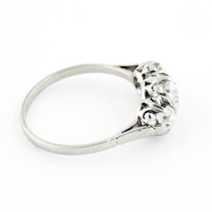 Sortija en Oro Blanco de 18k. con Diamante Natural Central, talla Antigua Europea de 0,61 ct. (H/P1) y dos de 0,36 ct. (H/S1). Certificado IGE.