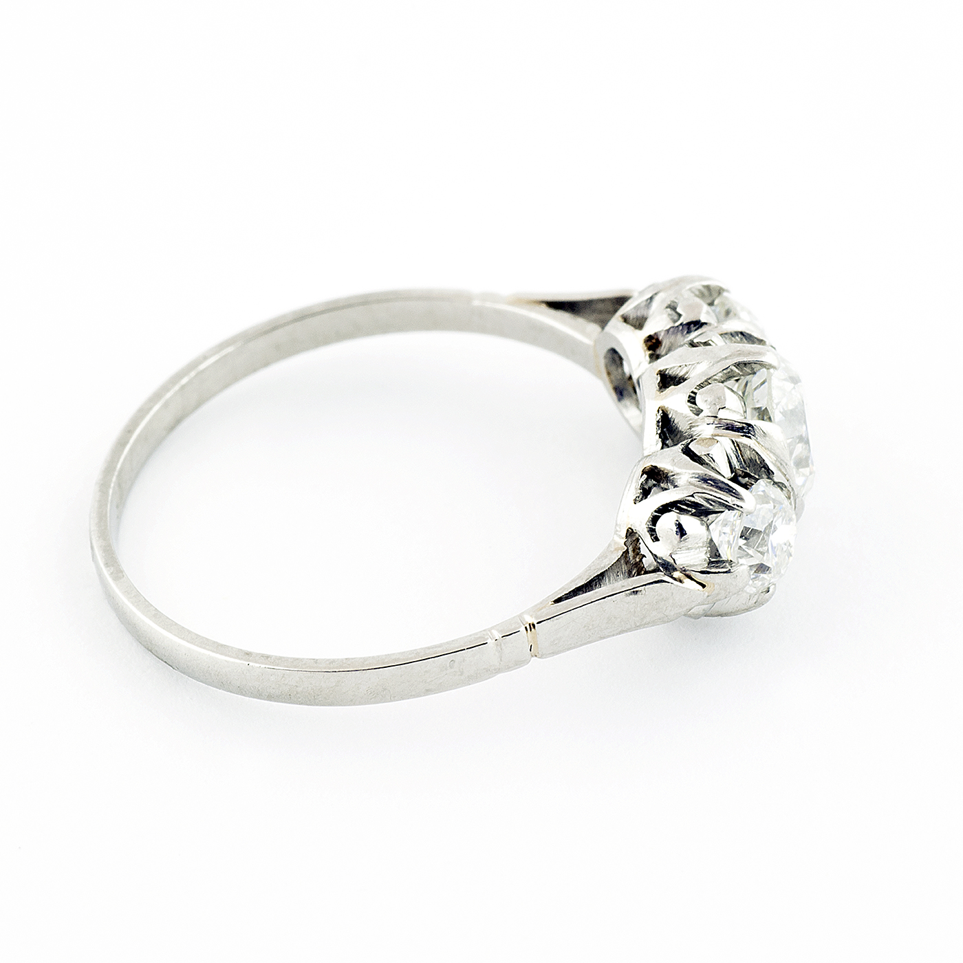 Sortija en Oro Blanco de 18k. con Diamante Natural Central, talla Antigua Europea de 0,61 ct. (H/P1) y dos de 0,36 ct. (H/S1). Certificado IGE. Sortija en Oro Blanco de 18k. con Diamante Natural Central, talla Antigua Europea de 0,61 ct. (H/P1) y dos de 0,36 ct. (H/S1). Certificado IGE.