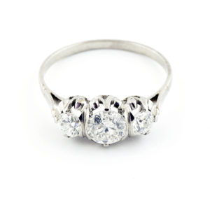 Sortija en Oro Blanco de 18k. con Diamante Natural Central, talla Antigua Europea de 0,61 ct. (H/P1) y dos de 0,36 ct. (H/S1). Certificado IGE.