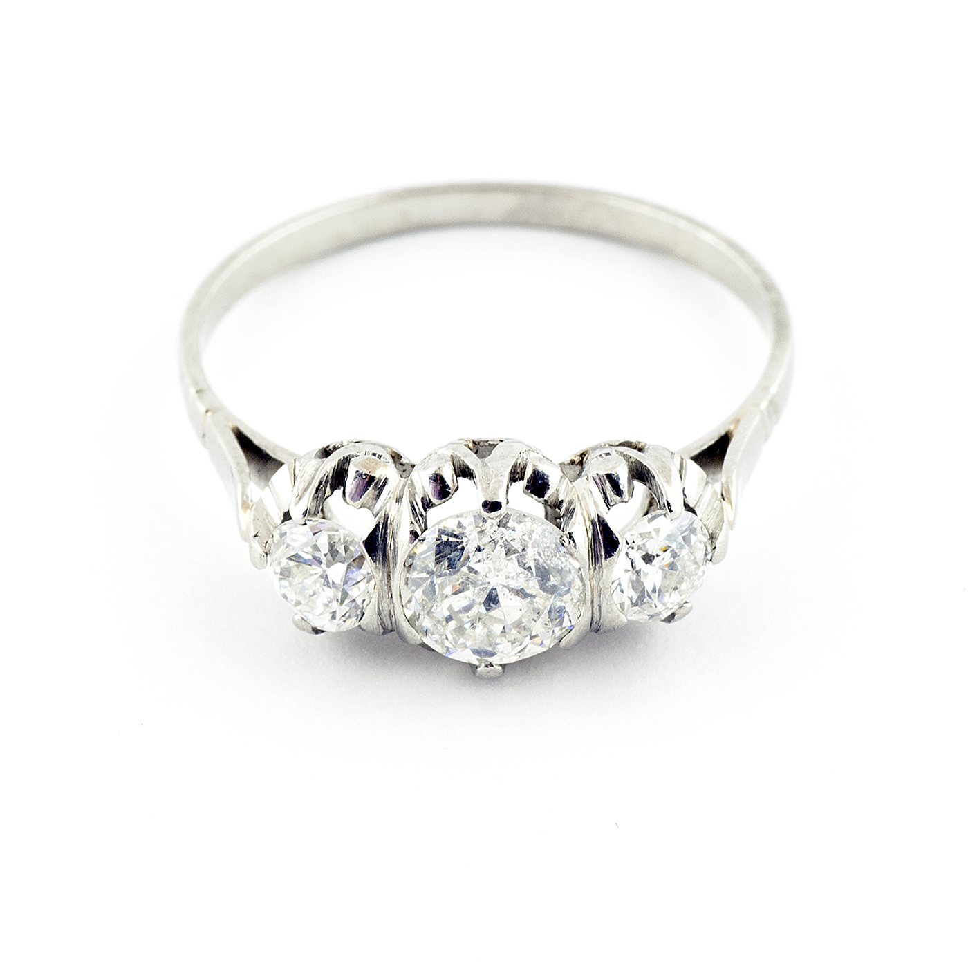 Sortija en Oro Blanco de 18k. con Diamante Natural Central, talla Antigua Europea de 0,61 ct. (H/P1) y dos de 0,36 ct. (H/S1). Certificado IGE. Sortija en Oro Blanco de 18k. con Diamante Natural Central, talla Antigua Europea de 0,61 ct. (H/P1) y dos de 0,36 ct. (H/S1). Certificado IGE.