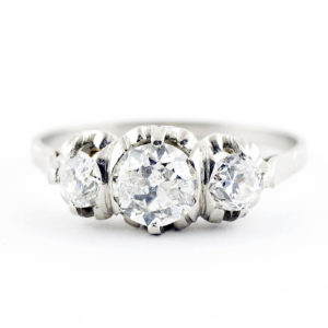 Sortija en Oro Blanco de 18k. con Diamante Natural Central, talla Antigua Europea de 0,61 ct. (H/P1) y dos de 0,36 ct. (H/S1). Certificado IGE.