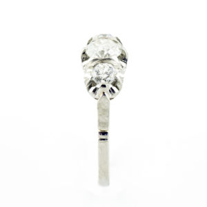 Sortija en Oro Blanco de 18k. con Diamante Natural Central, talla Antigua Europea de 0,61 ct. (H/P1) y dos de 0,36 ct. (H/S1). Certificado IGE.