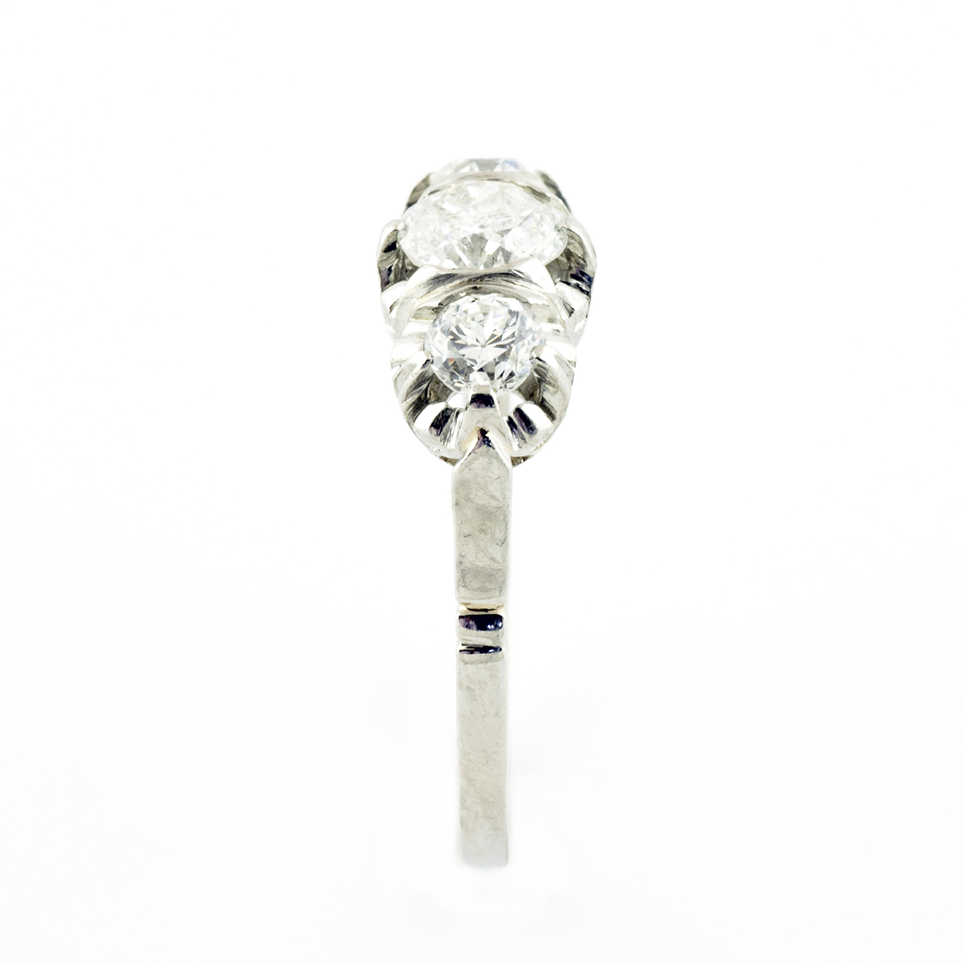 Sortija en Oro Blanco de 18k. con Diamante Natural Central, talla Antigua Europea de 0,61 ct. (H/P1) y dos de 0,36 ct. (H/S1). Certificado IGE. Sortija en Oro Blanco de 18k. con Diamante Natural Central, talla Antigua Europea de 0,61 ct. (H/P1) y dos de 0,36 ct. (H/S1). Certificado IGE.