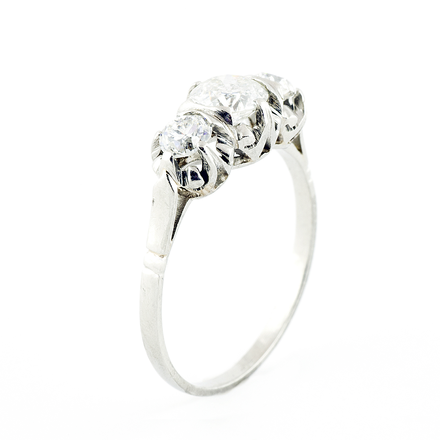 Sortija en Oro Blanco de 18k. con Diamante Natural Central, talla Antigua Europea de 0,61 ct. (H/P1) y dos de 0,36 ct. (H/S1). Certificado IGE. Sortija en Oro Blanco de 18k. con Diamante Natural Central, talla Antigua Europea de 0,61 ct. (H/P1) y dos de 0,36 ct. (H/S1). Certificado IGE.
