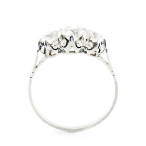 Sortija en Oro Blanco de 18k. con Diamante Natural Central, talla Antigua Europea de 0,61 ct. (H/P1) y dos de 0,36 ct. (H/S1). Certificado IGE.