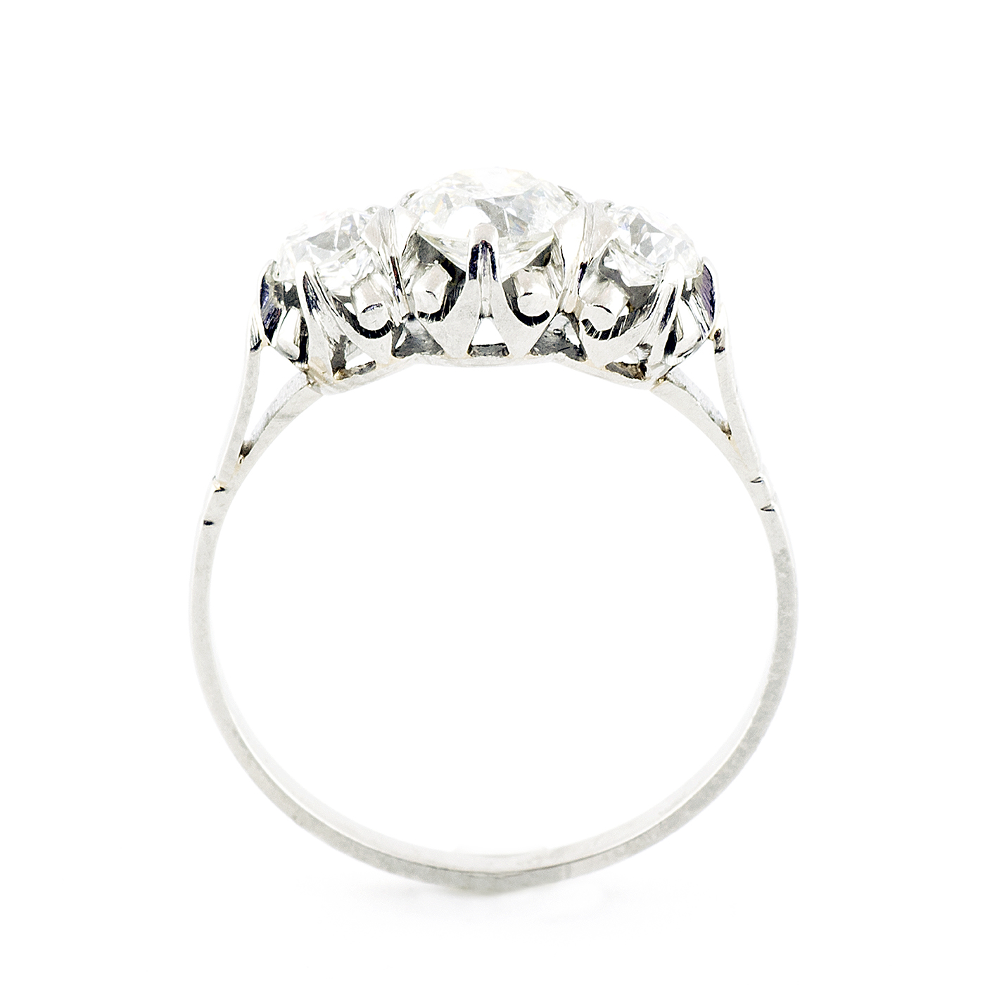 Sortija en Oro Blanco de 18k. con Diamante Natural Central, talla Antigua Europea de 0,61 ct. (H/P1) y dos de 0,36 ct. (H/S1). Certificado IGE. Sortija en Oro Blanco de 18k. con Diamante Natural Central, talla Antigua Europea de 0,61 ct. (H/P1) y dos de 0,36 ct. (H/S1). Certificado IGE.