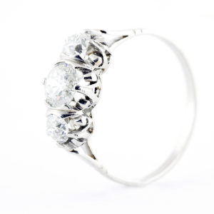 Sortija en Oro Blanco de 18k. con Diamante Natural Central, talla Antigua Europea de 0,61 ct. (H/P1) y dos de 0,36 ct. (H/S1). Certificado IGE.