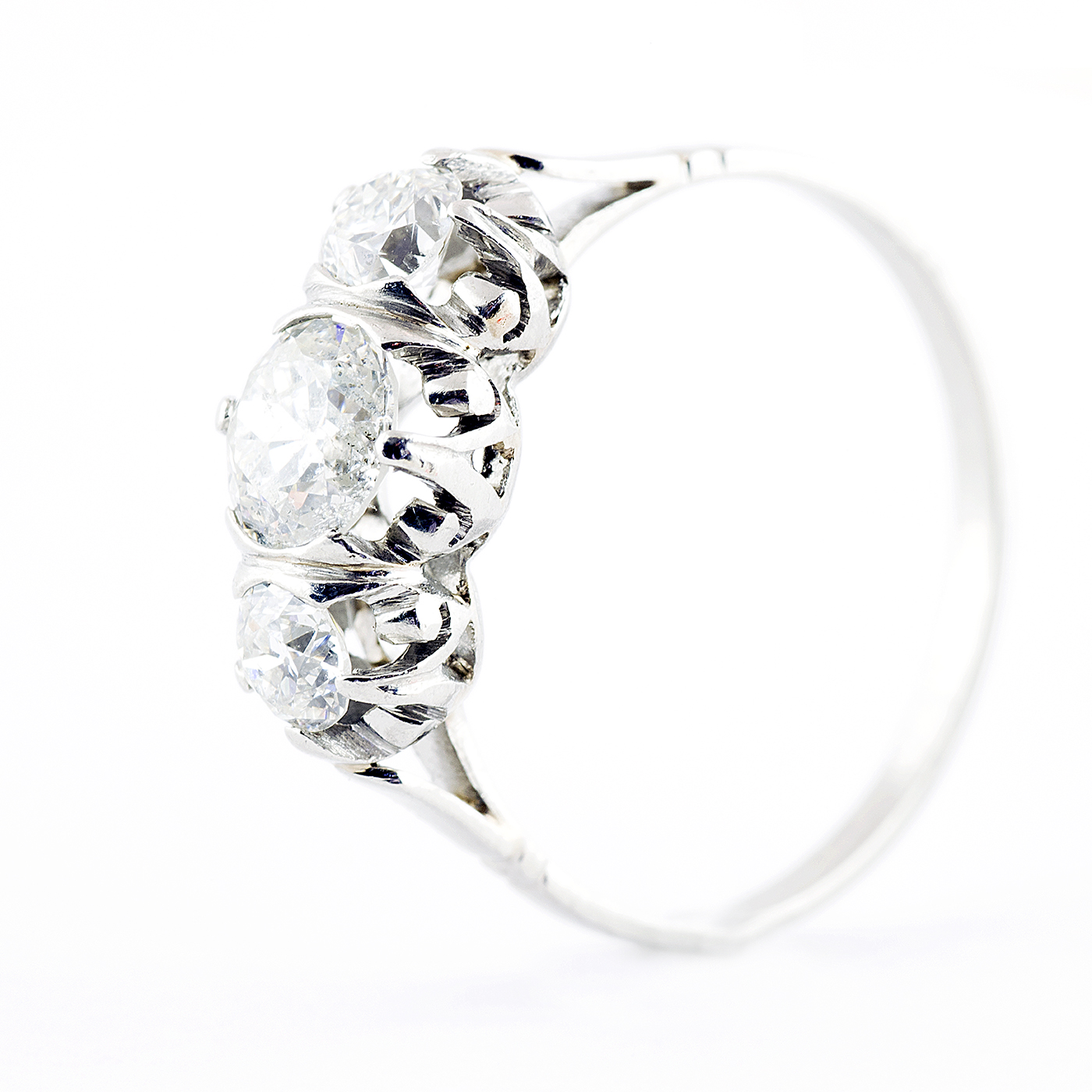 Sortija en Oro Blanco de 18k. con Diamante Natural Central, talla Antigua Europea de 0,61 ct. (H/P1) y dos de 0,36 ct. (H/S1). Certificado IGE. Sortija en Oro Blanco de 18k. con Diamante Natural Central, talla Antigua Europea de 0,61 ct. (H/P1) y dos de 0,36 ct. (H/S1). Certificado IGE.
