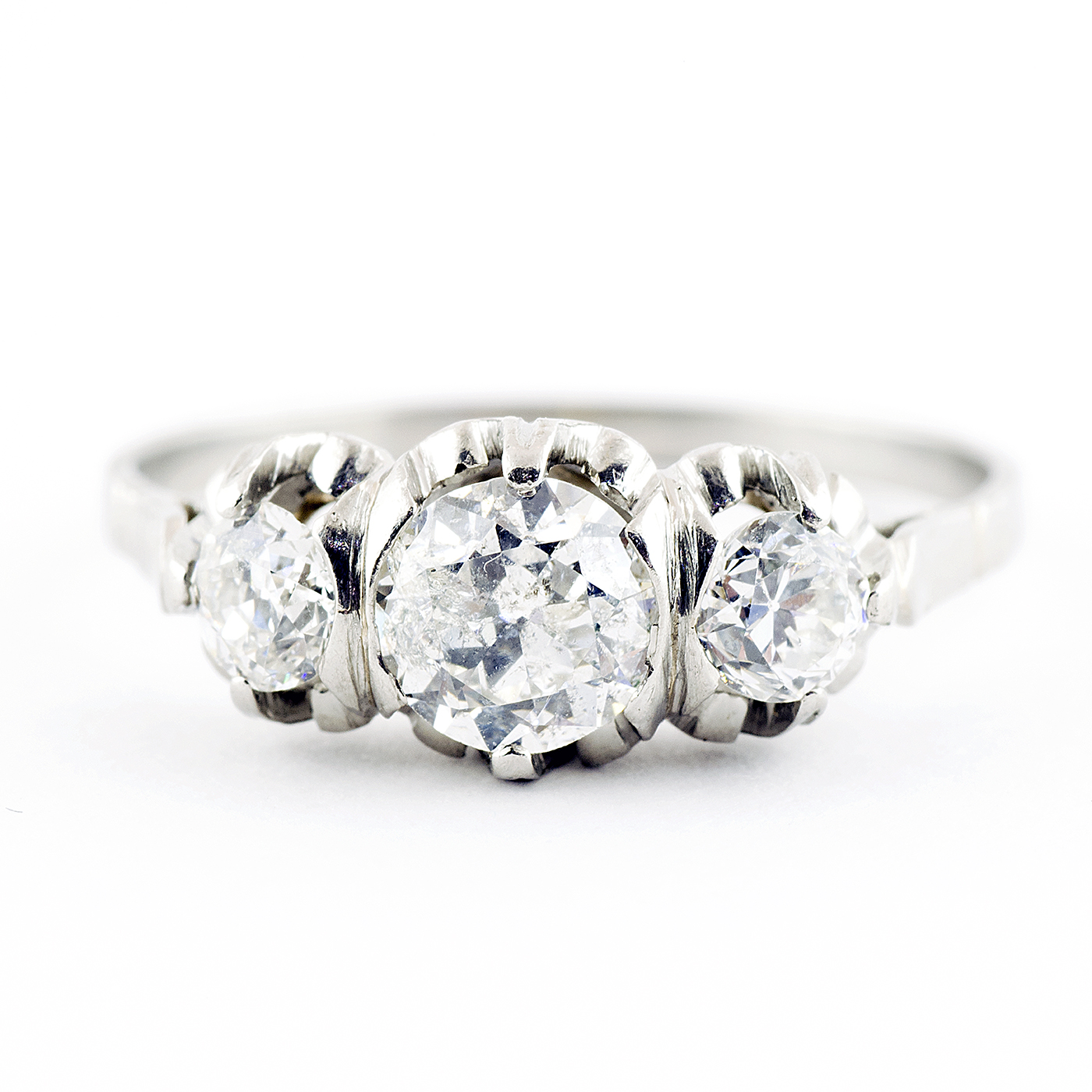 Sortija en Oro Blanco de 18k. con Diamante Natural Central, talla Antigua Europea de 0,61 ct. (H/P1) y dos de 0,36 ct. (H/S1). Certificado IGE. Sortija en Oro Blanco de 18k. con Diamante Natural Central, talla Antigua Europea de 0,61 ct. (H/P1) y dos de 0,36 ct. (H/S1). Certificado IGE.