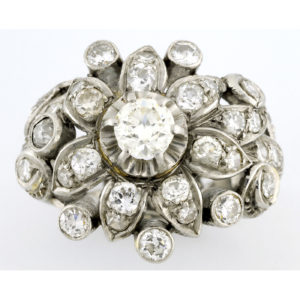 Sortija en Oro Blanco de 18k, Con Diamante talla Brillante Central de 0,51 ct (Certificado IGE) y 40 diamantes talla brillante.