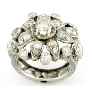 Sortija en Oro Blanco de 18k, Con Diamante talla Brillante Central de 0,51 ct (Certificado IGE) y 40 diamantes talla brillante.