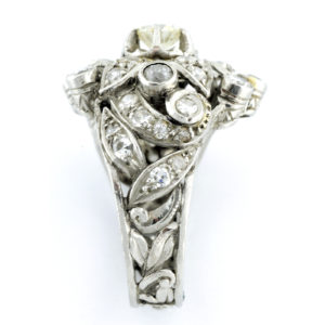 Sortija en Oro Blanco de 18k, Con Diamante talla Brillante Central de 0,51 ct (Certificado IGE) y 40 diamantes talla brillante.
