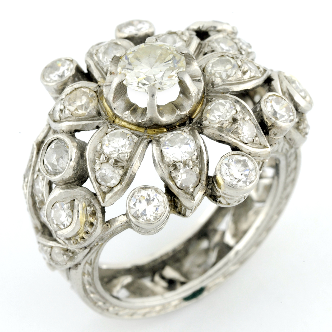 Sortija en Oro Blanco de 18k, Con Diamante talla Brillante Central de 0,51 ct (Certificado IGE) y 40 diamantes talla brillante.