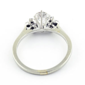 Sortija en Oro Blanco de 18k. con un Diamante Central talla Brillante de 0,52 ct. (G/VS2) y seis de 0,11 ct. (G/VVS). Certificado IGE.