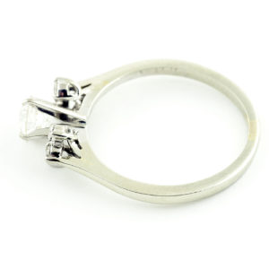 Sortija en Oro Blanco de 18k. con un Diamante Central talla Brillante de 0,52 ct. (G/VS2) y seis de 0,11 ct. (G/VVS). Certificado IGE.