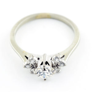 Sortija en Oro Blanco de 18k. con un Diamante Central talla Brillante de 0,52 ct. (G/VS2) y seis de 0,11 ct. (G/VVS). Certificado IGE.