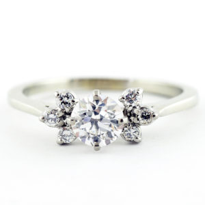 Sortija en Oro Blanco de 18k. con un Diamante Central talla Brillante de 0,52 ct. (G/VS2) y seis de 0,11 ct. (G/VVS). Certificado IGE.