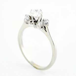 Sortija en Oro Blanco de 18k. con un Diamante Central talla Brillante de 0,52 ct. (G/VS2) y seis de 0,11 ct. (G/VVS). Certificado IGE.
