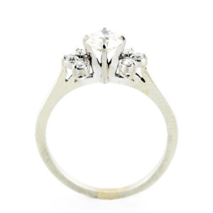 Sortija en Oro Blanco de 18k. con un Diamante Central talla Brillante de 0,52 ct. (G/VS2) y seis de 0,11 ct. (G/VVS). Certificado IGE.