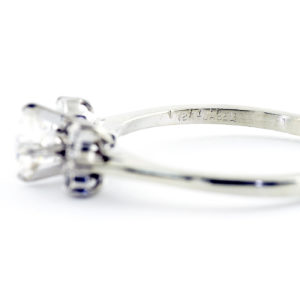 Sortija en Oro Blanco de 18k. con un Diamante Central talla Brillante de 0,52 ct. (G/VS2) y seis de 0,11 ct. (G/VVS). Certificado IGE.