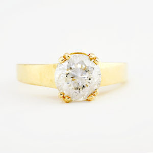 Sortija en Oro con Diamante Natural talla Brillante de 1,89 ct. (I/P3). Certificado IGE. 17,25 mm.