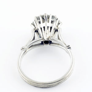 Sortija en oro con Rosetón de Brillantes. Uno Central de 0,32 ct. (K-VVS) y Ocho de 0,70 ct. (I-J/SI). Certificado IGE