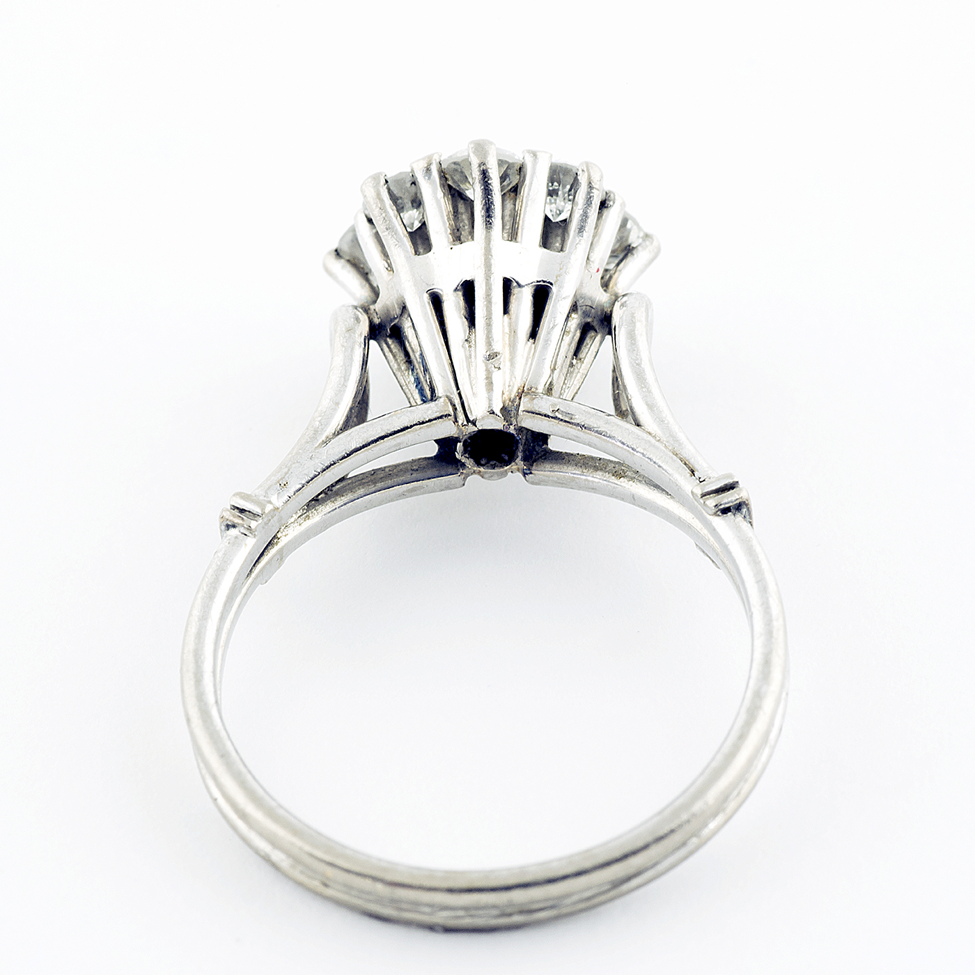 Sortija en oro con Rosetón de Brillantes. Uno Central de 0,32 ct. (K-VVS) y Ocho de 0,70 ct. (I-J/SI). Certificado IGE Sortija en oro con Rosetón de Brillantes. Uno Central de 0,32 ct. (K-VVS) y Ocho de 0,70 ct. (I-J/SI). Certificado IGE