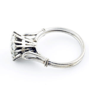 Sortija en oro con Rosetón de Brillantes. Uno Central de 0,32 ct. (K-VVS) y Ocho de 0,70 ct. (I-J/SI). Certificado IGE