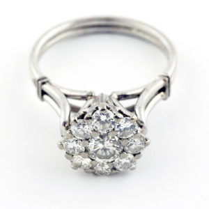 Sortija en oro con Rosetón de Brillantes. Uno Central de 0,32 ct. (K-VVS) y Ocho de 0,70 ct. (I-J/SI). Certificado IGE