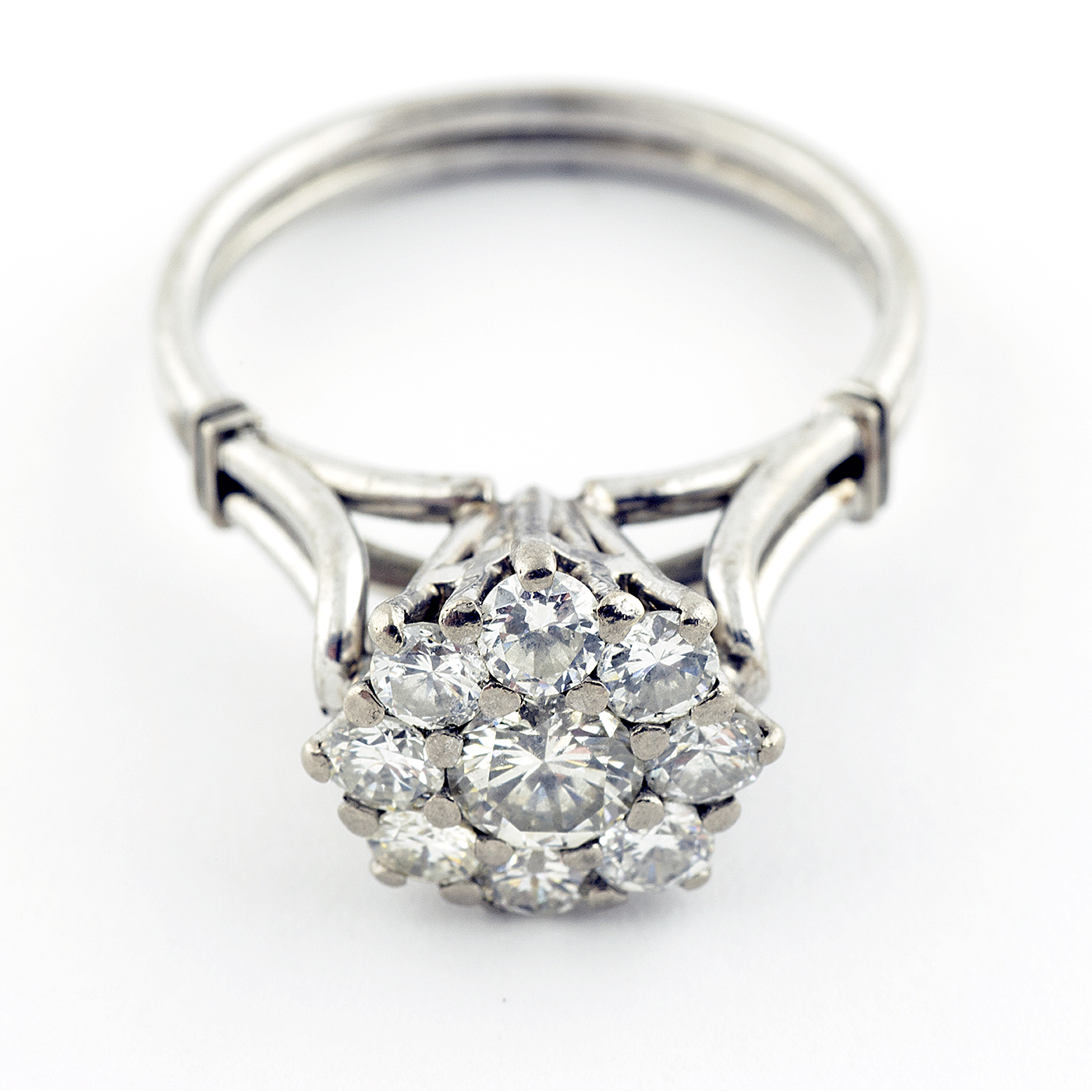 Sortija en oro con Rosetón de Brillantes. Uno Central de 0,32 ct. (K-VVS) y Ocho de 0,70 ct. (I-J/SI). Certificado IGE Sortija en oro con Rosetón de Brillantes. Uno Central de 0,32 ct. (K-VVS) y Ocho de 0,70 ct. (I-J/SI). Certificado IGE