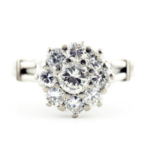 Sortija en oro con Rosetón de Brillantes. Uno Central de 0,32 ct. (K-VVS) y Ocho de 0,70 ct. (I-J/SI). Certificado IGE