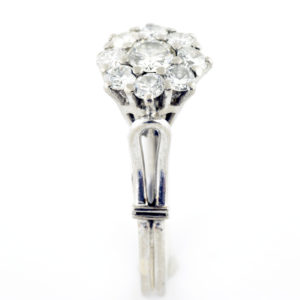 Sortija en oro con Rosetón de Brillantes. Uno Central de 0,32 ct. (K-VVS) y Ocho de 0,70 ct. (I-J/SI). Certificado IGE