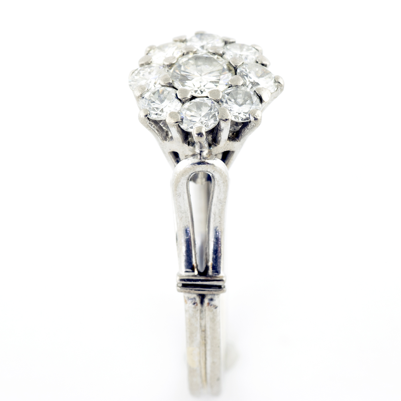 Sortija en oro con Rosetón de Brillantes. Uno Central de 0,32 ct. (K-VVS) y Ocho de 0,70 ct. (I-J/SI). Certificado IGE Sortija en oro con Rosetón de Brillantes. Uno Central de 0,32 ct. (K-VVS) y Ocho de 0,70 ct. (I-J/SI). Certificado IGE