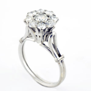 Sortija en oro con Rosetón de Brillantes. Uno Central de 0,32 ct. (K-VVS) y Ocho de 0,70 ct. (I-J/SI). Certificado IGE