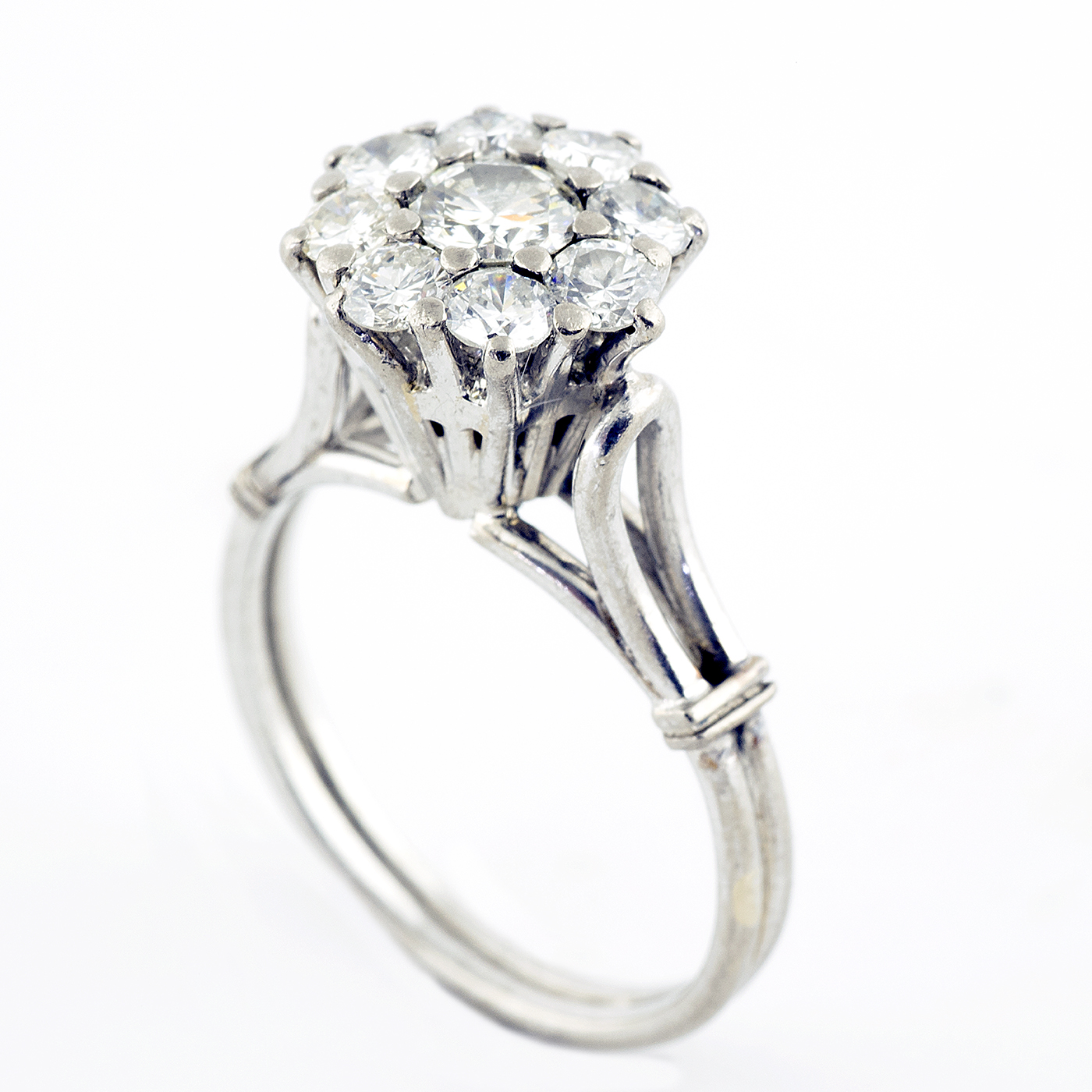 Sortija en oro con Rosetón de Brillantes. Uno Central de 0,32 ct. (K-VVS) y Ocho de 0,70 ct. (I-J/SI). Certificado IGE Sortija en oro con Rosetón de Brillantes. Uno Central de 0,32 ct. (K-VVS) y Ocho de 0,70 ct. (I-J/SI). Certificado IGE