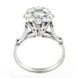 Sortija en oro con Rosetón de Brillantes. Uno Central de 0,32 ct. (K-VVS) y Ocho de 0,70 ct. (I-J/SI). Certificado IGE