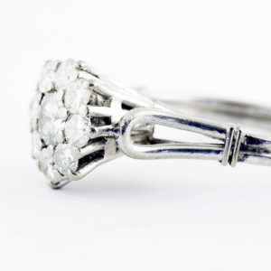 Sortija en oro con Rosetón de Brillantes. Uno Central de 0,32 ct. (K-VVS) y Ocho de 0,70 ct. (I-J/SI). Certificado IGE