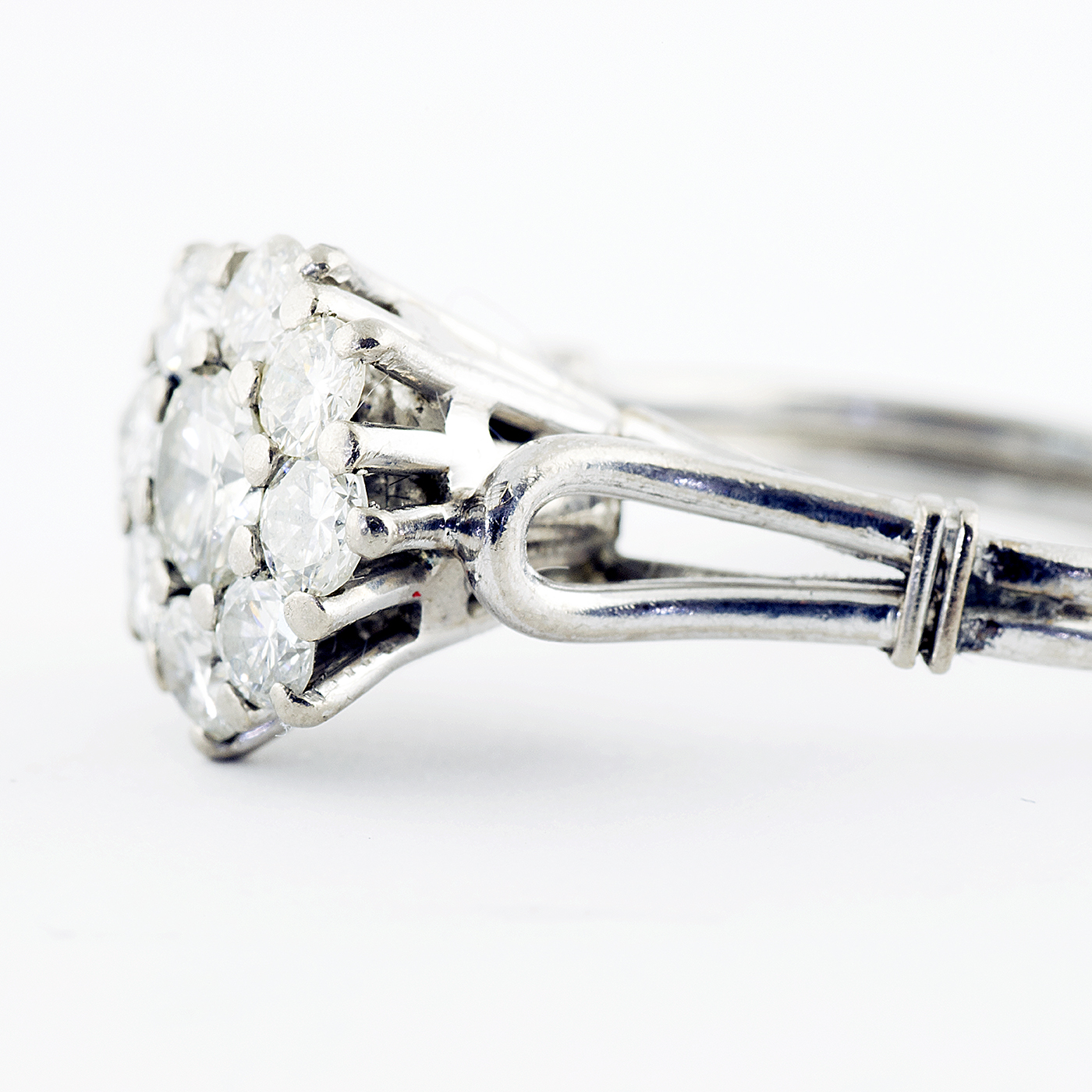 Sortija en oro con Rosetón de Brillantes. Uno Central de 0,32 ct. (K-VVS) y Ocho de 0,70 ct. (I-J/SI). Certificado IGE Sortija en oro con Rosetón de Brillantes. Uno Central de 0,32 ct. (K-VVS) y Ocho de 0,70 ct. (I-J/SI). Certificado IGE