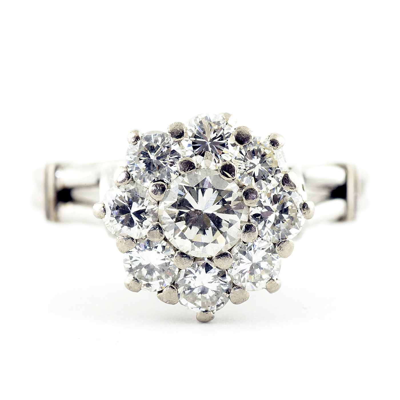 Sortija en oro con Rosetón de Brillantes. Uno Central de 0,32 ct. (K-VVS) y Ocho de 0,70 ct. (I-J/SI). Certificado IGE Sortija en oro con Rosetón de Brillantes. Uno Central de 0,32 ct. (K-VVS) y Ocho de 0,70 ct. (I-J/SI). Certificado IGE