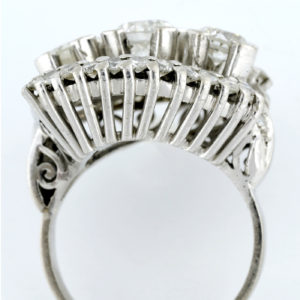 Sortija en Oro de 18k . 3 Diamantes talla Brillante, de 0,96 ct (G-SI1), 0,46 ct. (J-K/SI1), 0,40 (J-K/SI1) y 52 Diamantes con 1,10 ct. (J-K/SI1)
