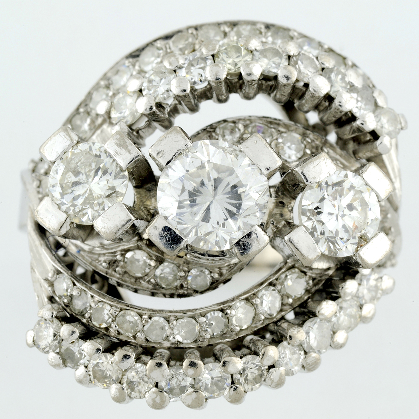 Sortija en Oro de 18k . 3 Diamantes talla Brillante, de 0,96 ct (G-SI1), 0,46 ct. (J-K/SI1), 0,40 (J-K/SI1) y 52 Diamantes con 1,10 ct. (J-K/SI1) Sortija en Oro de 18k . 3 Diamantes talla Brillante, de 0,96 ct (G-SI1), 0,46 ct. (J-K/SI1), 0,40 (J-K/SI1) y 52 Diamantes con 1,10 ct. (J-K/SI1)