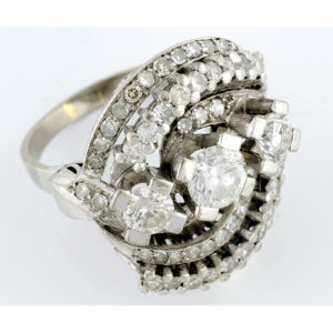 Sortija en Oro de 18k . 3 Diamantes talla Brillante, de 0,96 ct (G-SI1), 0,46 ct. (J-K/SI1), 0,40 (J-K/SI1) y 52 Diamantes con 1,10 ct. (J-K/SI1)