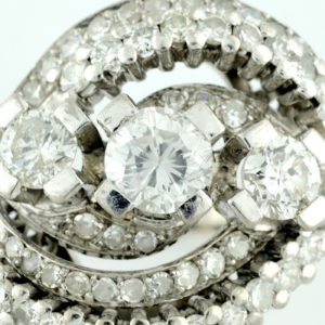 Sortija en Oro de 18k . 3 Diamantes talla Brillante, de 0,96 ct (G-SI1), 0,46 ct. (J-K/SI1), 0,40 (J-K/SI1) y 52 Diamantes con 1,10 ct. (J-K/SI1)