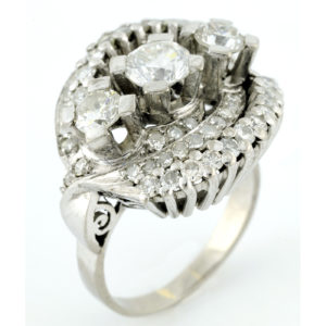 Sortija en Oro de 18k . 3 Diamantes talla Brillante, de 0,96 ct (G-SI1), 0,46 ct. (J-K/SI1), 0,40 (J-K/SI1) y 52 Diamantes con 1,10 ct. (J-K/SI1)