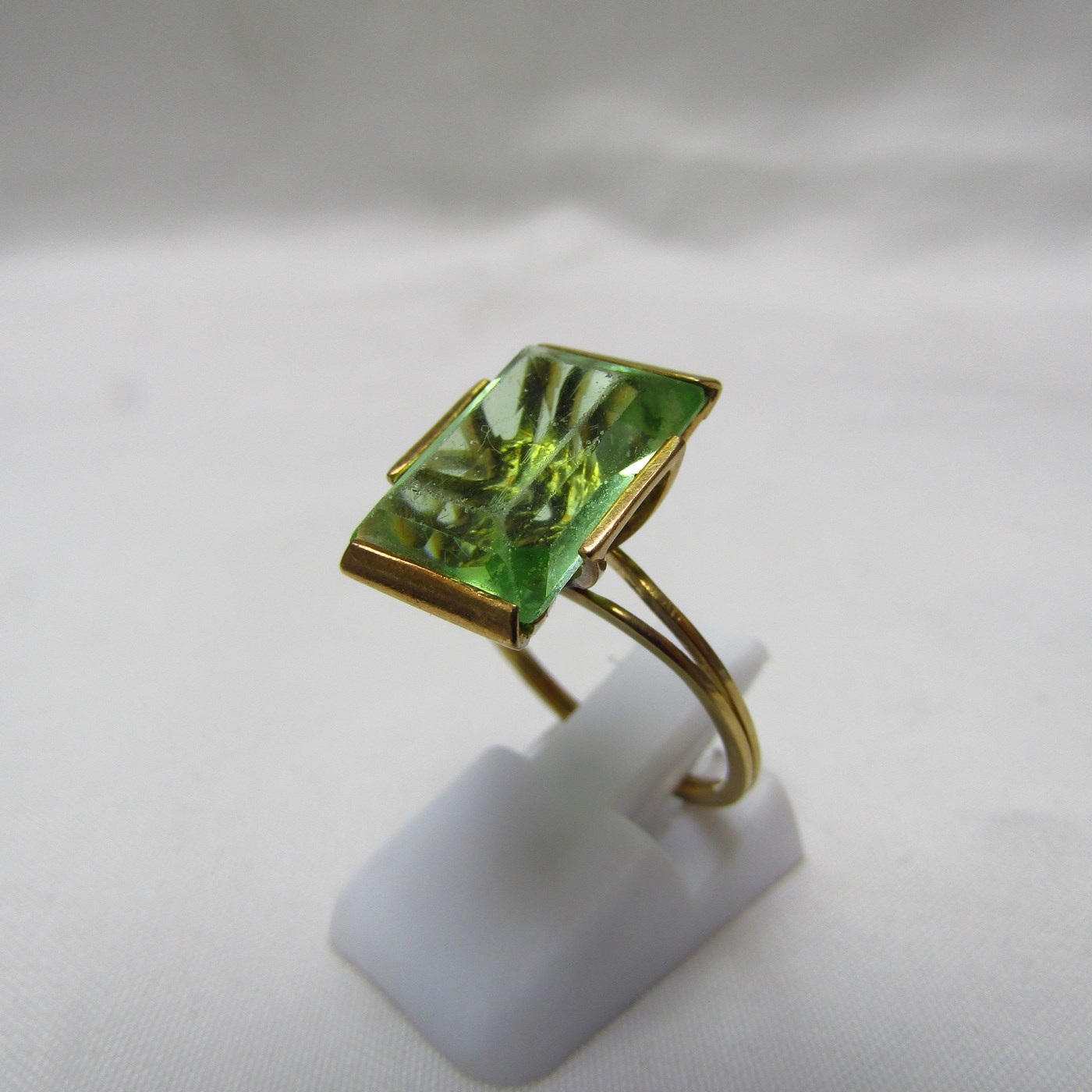 Sortija en Oro de 18k, con Amatista talla rectangular. Sortija en Oro de 18k, con Amatista talla rectangular.