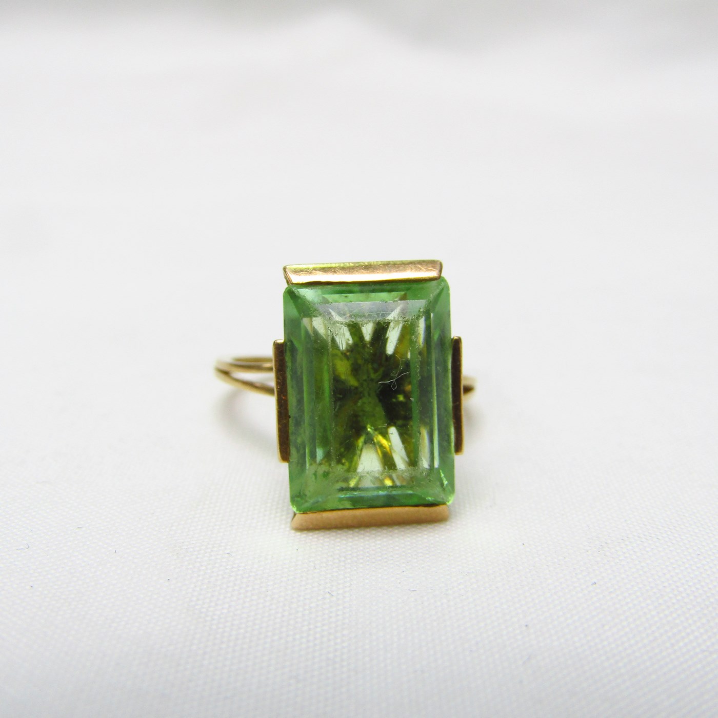 Sortija en Oro de 18k, con Amatista talla rectangular. Sortija en Oro de 18k, con Amatista talla rectangular.