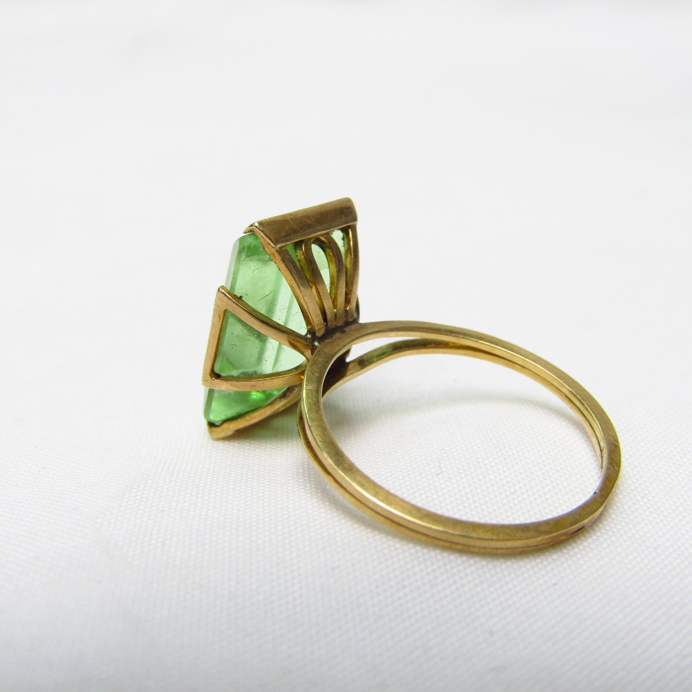 Sortija en Oro de 18k, con Amatista talla rectangular. Sortija en Oro de 18k, con Amatista talla rectangular.
