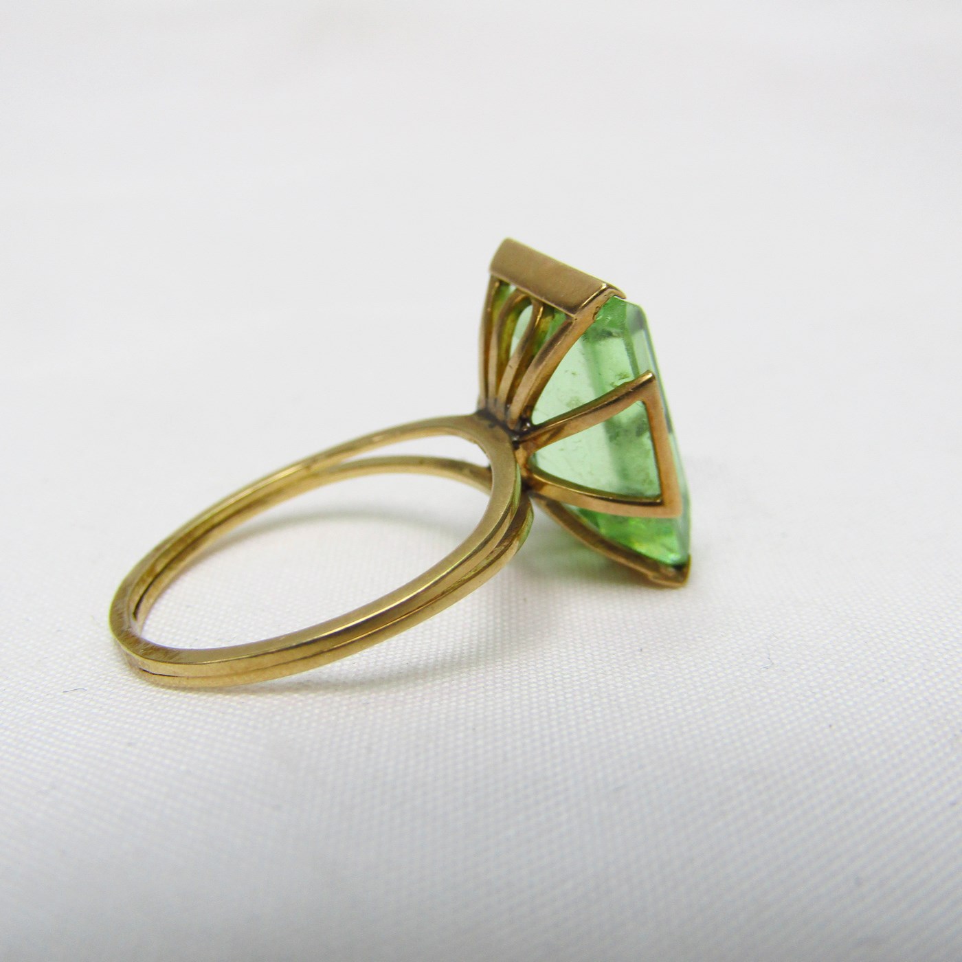 Sortija en Oro de 18k, con Amatista talla rectangular. Sortija en Oro de 18k, con Amatista talla rectangular.