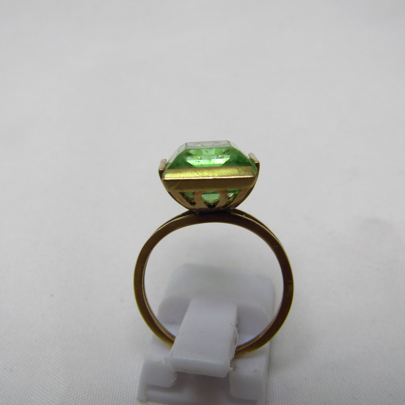 Sortija en Oro de 18k, con Amatista talla rectangular. Sortija en Oro de 18k, con Amatista talla rectangular.